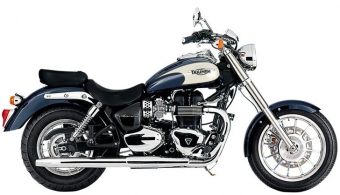 Triumph America 900 uitlaat